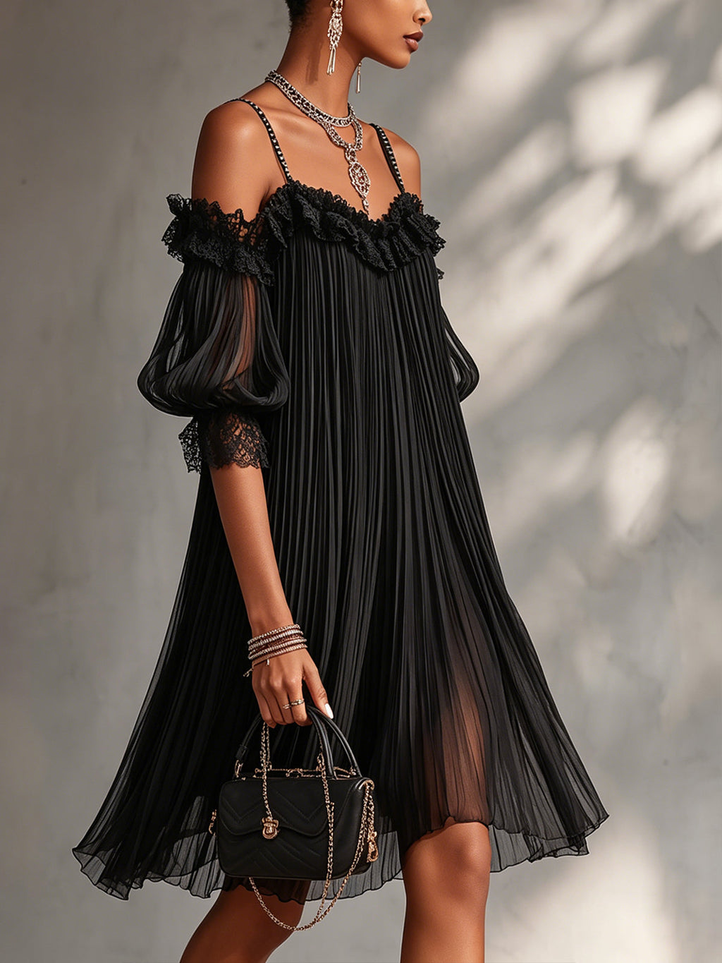 VITTORIA | MINIABITO NERO IN MUSSOLA CON SPALLE SCOPERTE E BORDI IN PIZZO